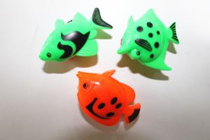 Ikan murah tarik belakang plastik mainan ikan kecil plastik mainan Ocean Capsule mainan